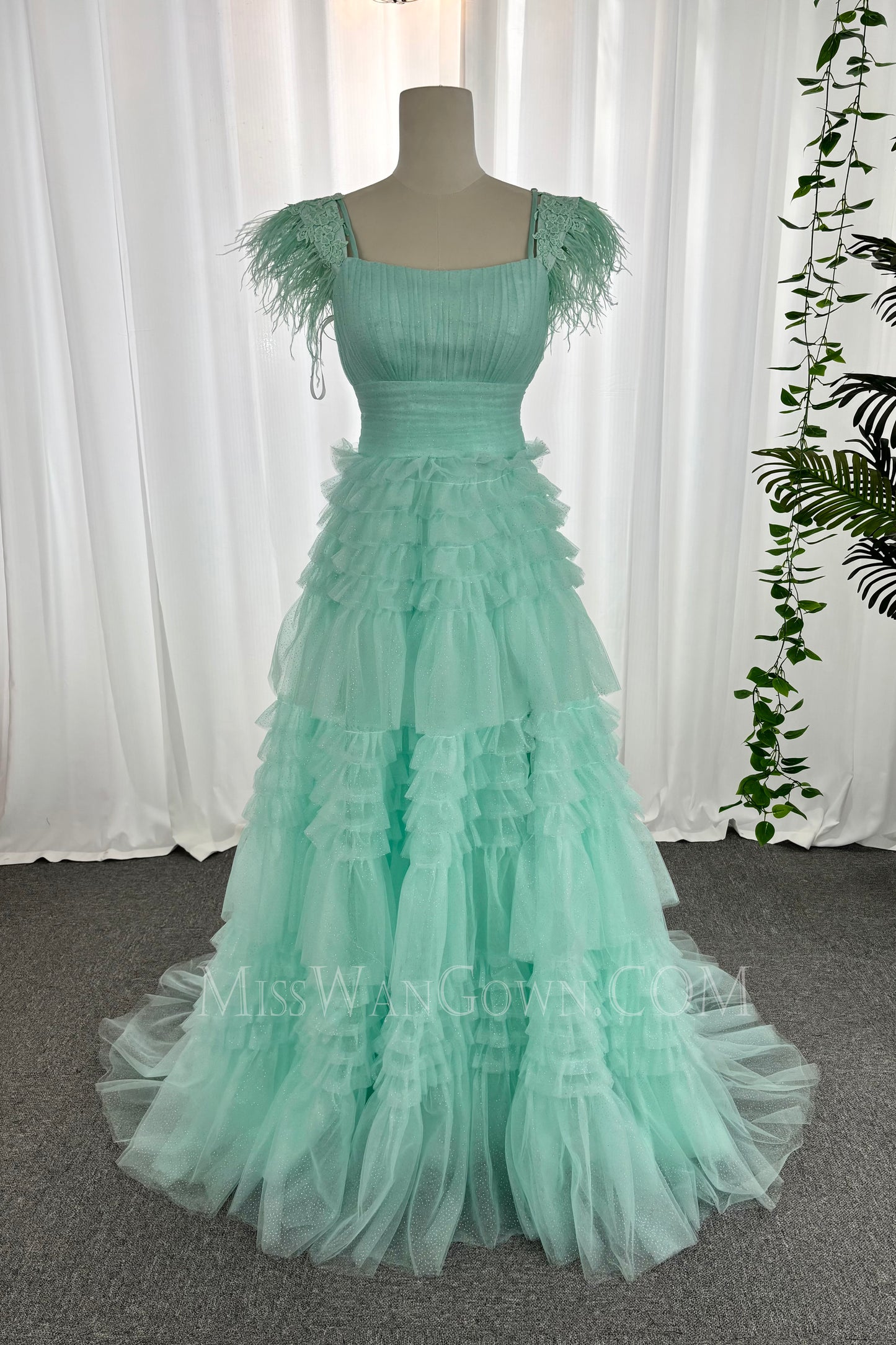 Spaghetti strap tulle appliqued feathers prom dresses customized cakes evening dresses LF873