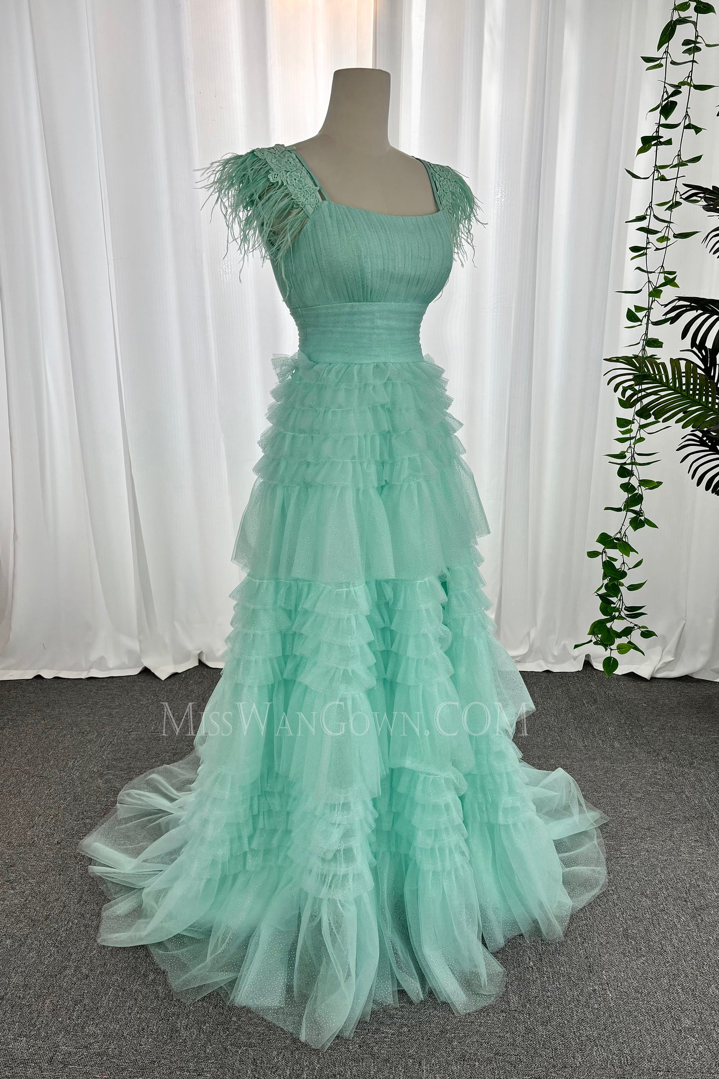 Spaghetti strap tulle appliqued feathers prom dresses customized cakes evening dresses LF873